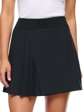 NWOT Lolë Women's Asymmetrical Pleated Skort
Size XS